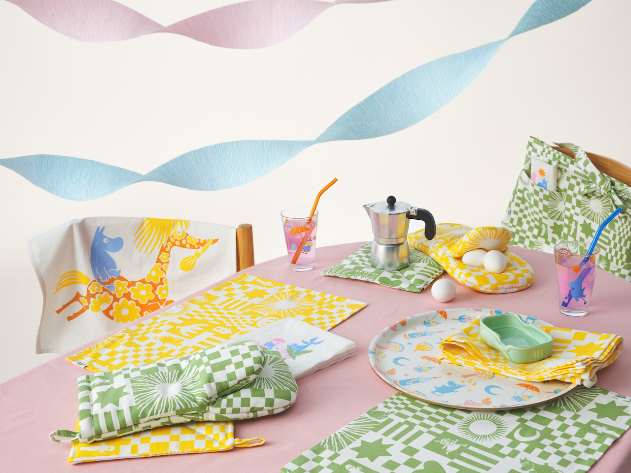 トーベ・ヤンソンが1950年代に描いたイラストが彩る陽気な「パーティー コレクション」がムーミン アラビアから登場